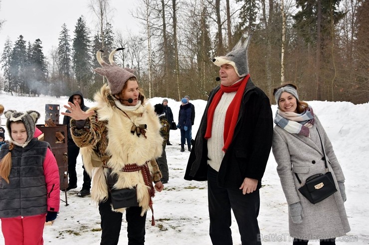 Kopā ar folkloristiem un latvisko tradīciju zinātājiem Alūksnē svinēja Meteņdienu, ejot rotaļās, lieloties, ēdot cūkas šņukuru, vizinoties no kalna un 245965