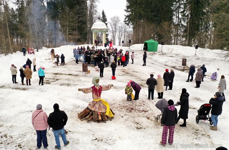 Kopā ar folkloristiem un latvisko tradīciju zinātājiem Alūksnē svinēja Meteņdienu, ejot rotaļās, lieloties, ēdot cūkas šņukuru, vizinoties no kalna un 245974