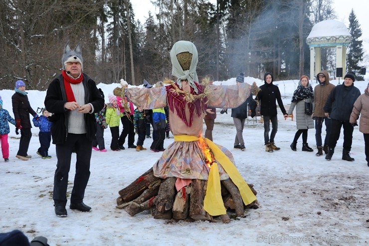 Kopā ar folkloristiem un latvisko tradīciju zinātājiem Alūksnē svinēja Meteņdienu, ejot rotaļās, lieloties, ēdot cūkas šņukuru, vizinoties no kalna un 245989