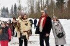Kopā ar folkloristiem un latvisko tradīciju zinātājiem Alūksnē svinēja Meteņdienu, ejot rotaļās, lieloties, ēdot cūkas šņukuru, vizinoties no kalna un 11