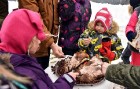 Kopā ar folkloristiem un latvisko tradīciju zinātājiem Alūksnē svinēja Meteņdienu, ejot rotaļās, lieloties, ēdot cūkas šņukuru, vizinoties no kalna un 17