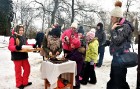 Kopā ar folkloristiem un latvisko tradīciju zinātājiem Alūksnē svinēja Meteņdienu, ejot rotaļās, lieloties, ēdot cūkas šņukuru, vizinoties no kalna un 18