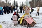 Kopā ar folkloristiem un latvisko tradīciju zinātājiem Alūksnē svinēja Meteņdienu, ejot rotaļās, lieloties, ēdot cūkas šņukuru, vizinoties no kalna un 19