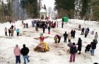 Kopā ar folkloristiem un latvisko tradīciju zinātājiem Alūksnē svinēja Meteņdienu, ejot rotaļās, lieloties, ēdot cūkas šņukuru, vizinoties no kalna un 20