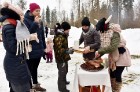 Kopā ar folkloristiem un latvisko tradīciju zinātājiem Alūksnē svinēja Meteņdienu, ejot rotaļās, lieloties, ēdot cūkas šņukuru, vizinoties no kalna un 23
