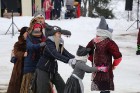 Kopā ar folkloristiem un latvisko tradīciju zinātājiem Alūksnē svinēja Meteņdienu, ejot rotaļās, lieloties, ēdot cūkas šņukuru, vizinoties no kalna un 34