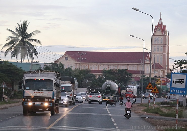 Travelnews.lv caur autobusa logu vēro Vjetnamas ceļu no Muine līdz Hošiminai. Atbalsta: 365 brīvdienas un Turkish Airlines 246587
