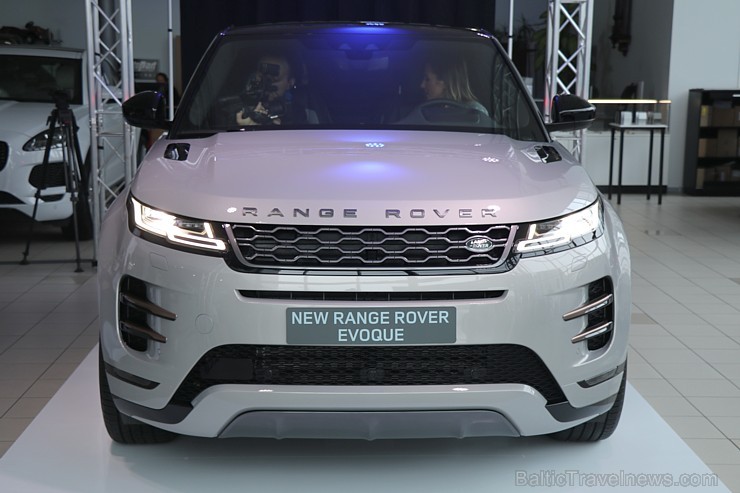 Latvijā pirmo reizi 19.02.2019 tiek prezentēts otrās paaudzes «Range Rover Evoque» 246671