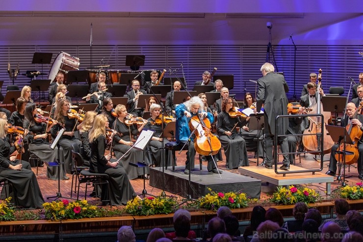 Ar grandiozu Liepājas Simfoniskā orķestra un pasaulslavenā čellista Miša Maiska koncertu atklāts 27. Liepājas Starptautiskais zvaigžņu festivāls 248440