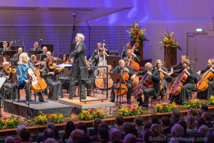 Ar grandiozu Liepājas Simfoniskā orķestra un pasaulslavenā čellista Miša Maiska koncertu atklāts 27. Liepājas Starptautiskais zvaigžņu festivāls 248443