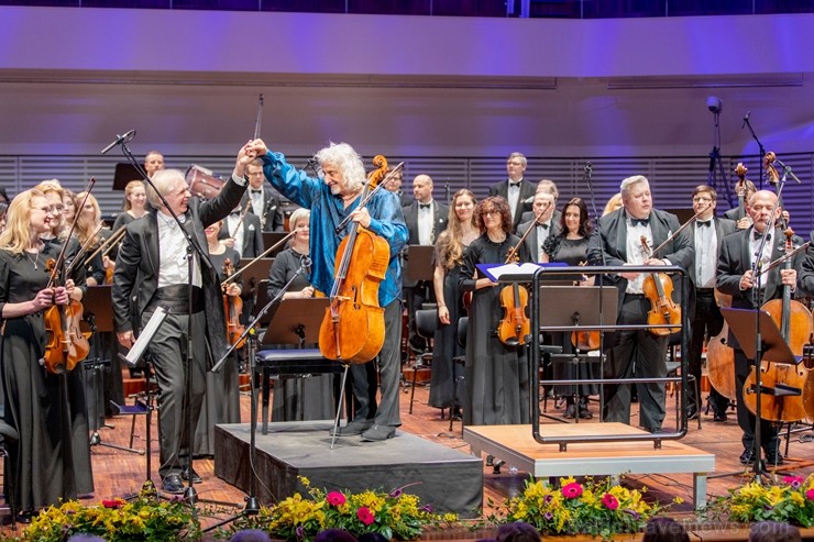 Ar grandiozu Liepājas Simfoniskā orķestra un pasaulslavenā čellista Miša Maiska koncertu atklāts 27. Liepājas Starptautiskais zvaigžņu festivāls 248448