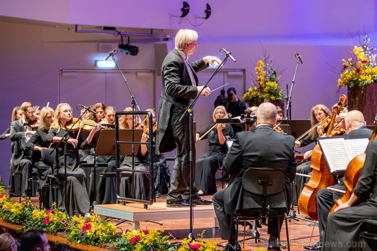 Ar grandiozu Liepājas Simfoniskā orķestra un pasaulslavenā čellista Miša Maiska koncertu atklāts 27. Liepājas Starptautiskais zvaigžņu festivāls 248450