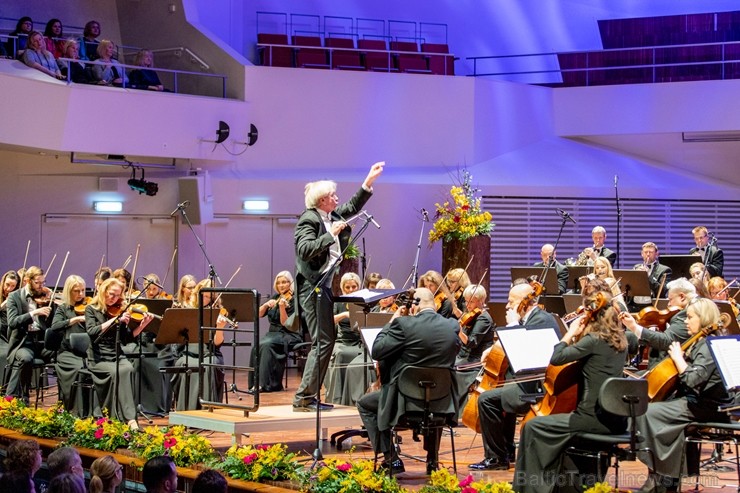 Ar grandiozu Liepājas Simfoniskā orķestra un pasaulslavenā čellista Miša Maiska koncertu atklāts 27. Liepājas Starptautiskais zvaigžņu festivāls 248454