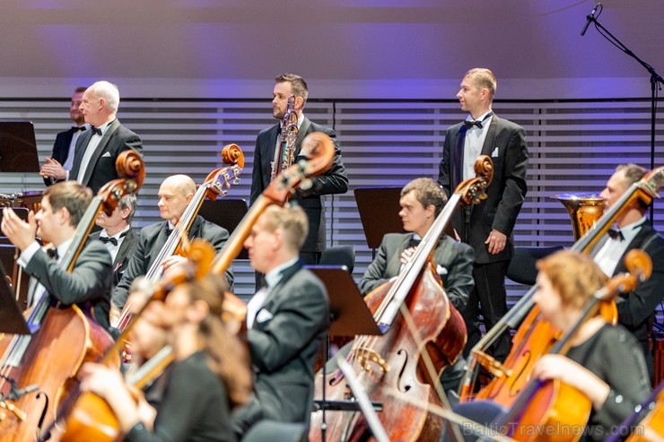 Ar grandiozu Liepājas Simfoniskā orķestra un pasaulslavenā čellista Miša Maiska koncertu atklāts 27. Liepājas Starptautiskais zvaigžņu festivāls 248455