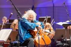 Ar grandiozu Liepājas Simfoniskā orķestra un pasaulslavenā čellista Miša Maiska koncertu atklāts 27. Liepājas Starptautiskais zvaigžņu festivāls 8