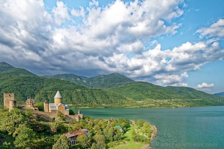 Gruzija ir valsts, kas apreibina ar saviem augstvērtīgajiem vīniem, krāšņo dabu, augstajiem kalniem un bagātīgo kultūrvēsturisko mantojumu, ar sirsnīg 249420