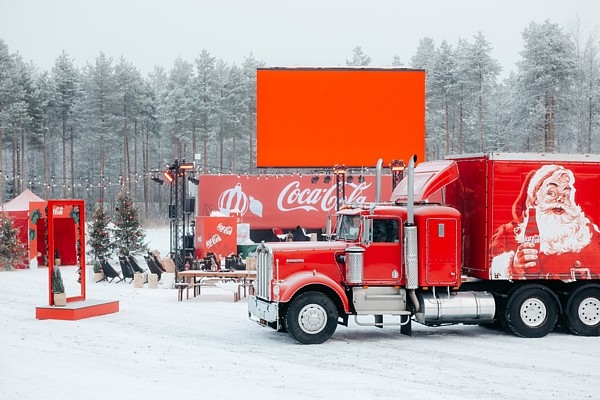 Leģendārā Coca-Cola Ziemassvētku automašīna viesosies Rīgā