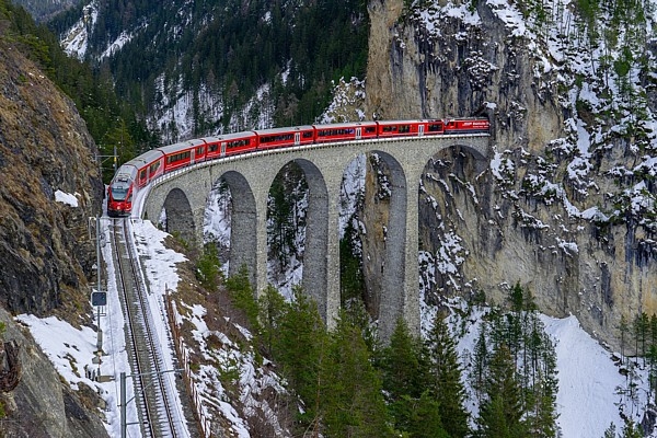 Vispopulārākais Šveices dzelzceļa ceļojuma maršruts ir «Grand Train Tour of Switzerland»